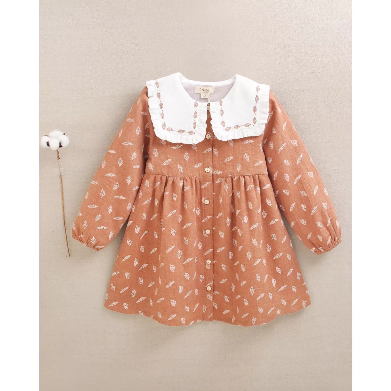Vestido de niña naranja con estampado de hojas