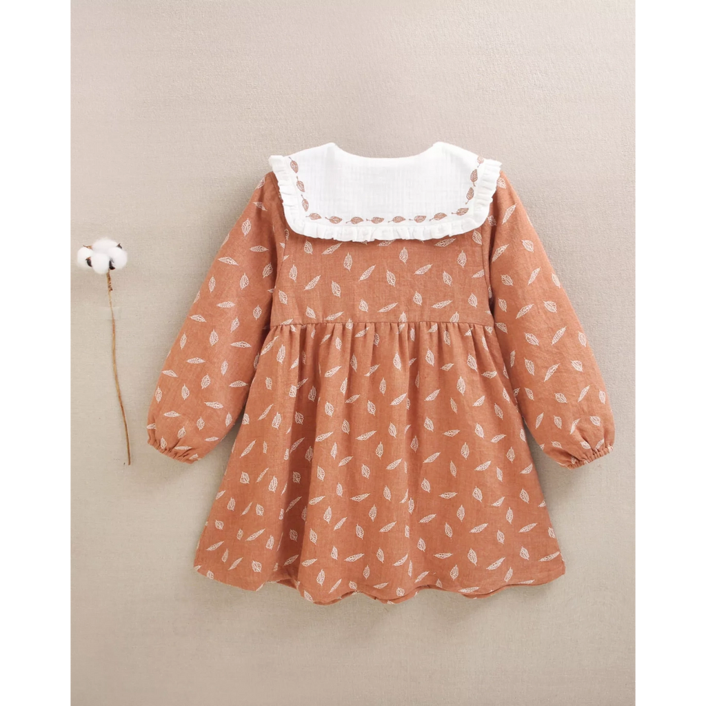 Vestido de niña naranja con estampado de hojas