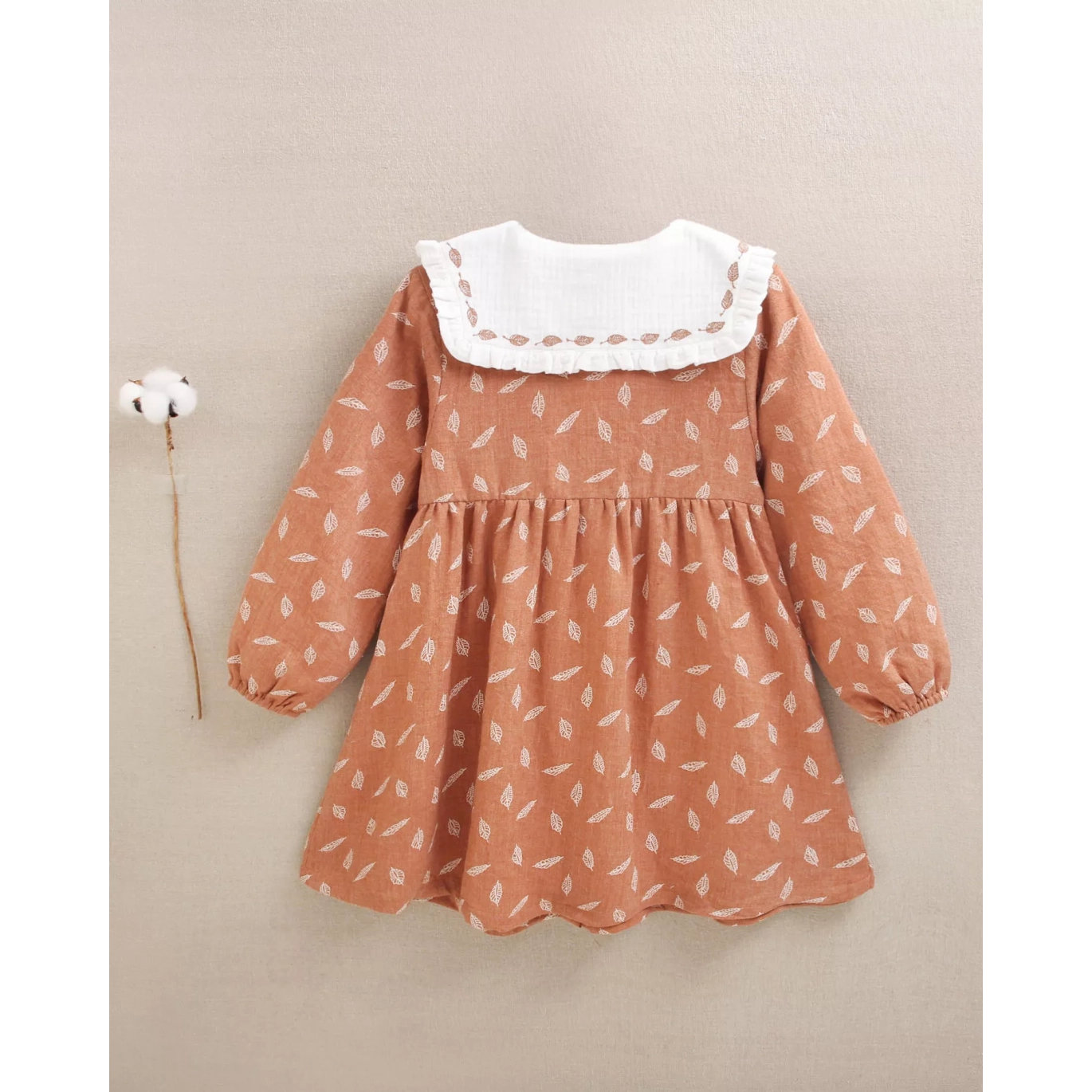 Vestido de niña naranja con estampado de hojas