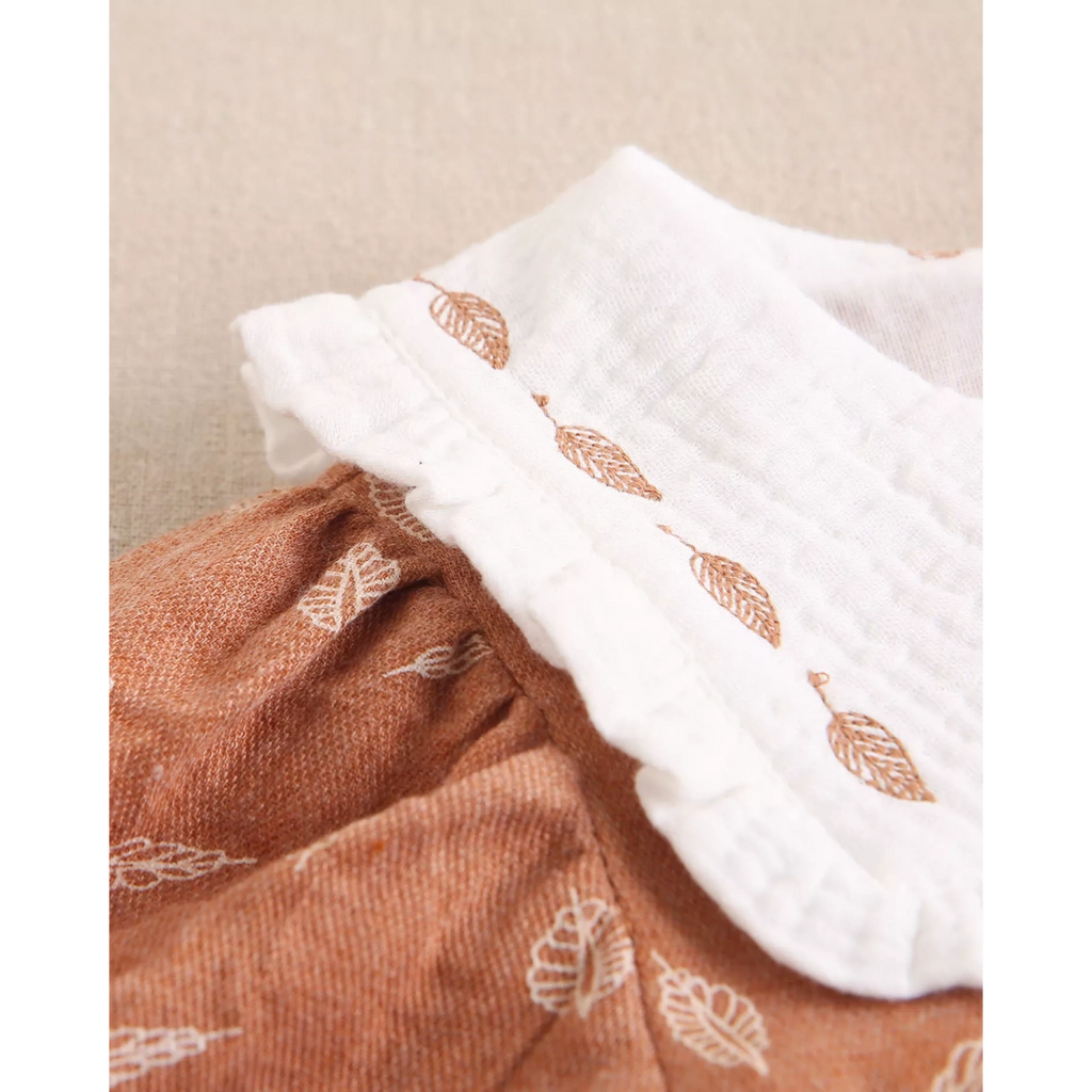 Vestido de niña naranja con estampado de hojas