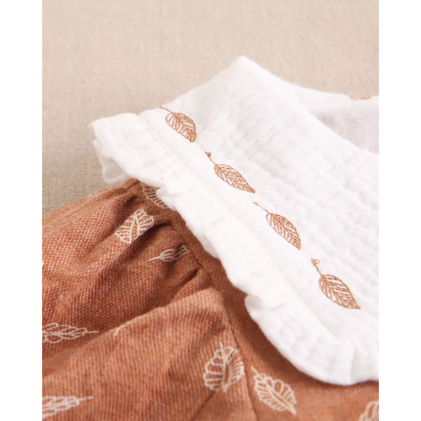 Vestido de niña naranja con estampado de hojas