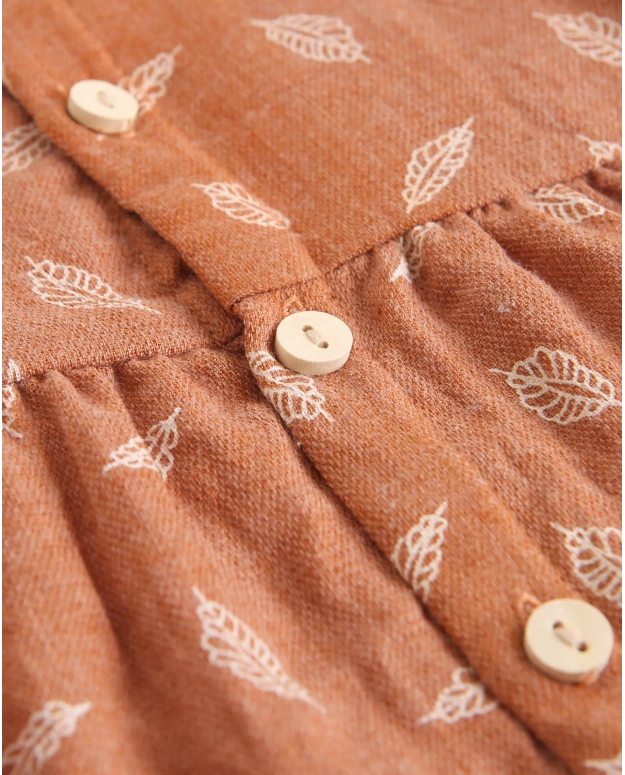 Vestido de niña naranja con estampado de hojas