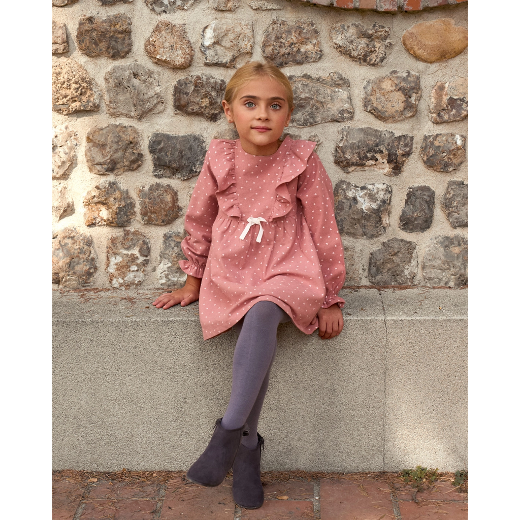 Vestido de niña rosa con estampado de corazones