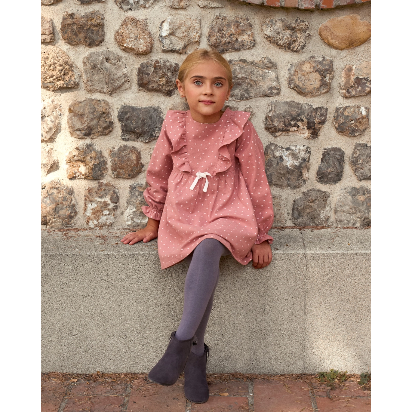Vestido de niña rosa con estampado de corazones