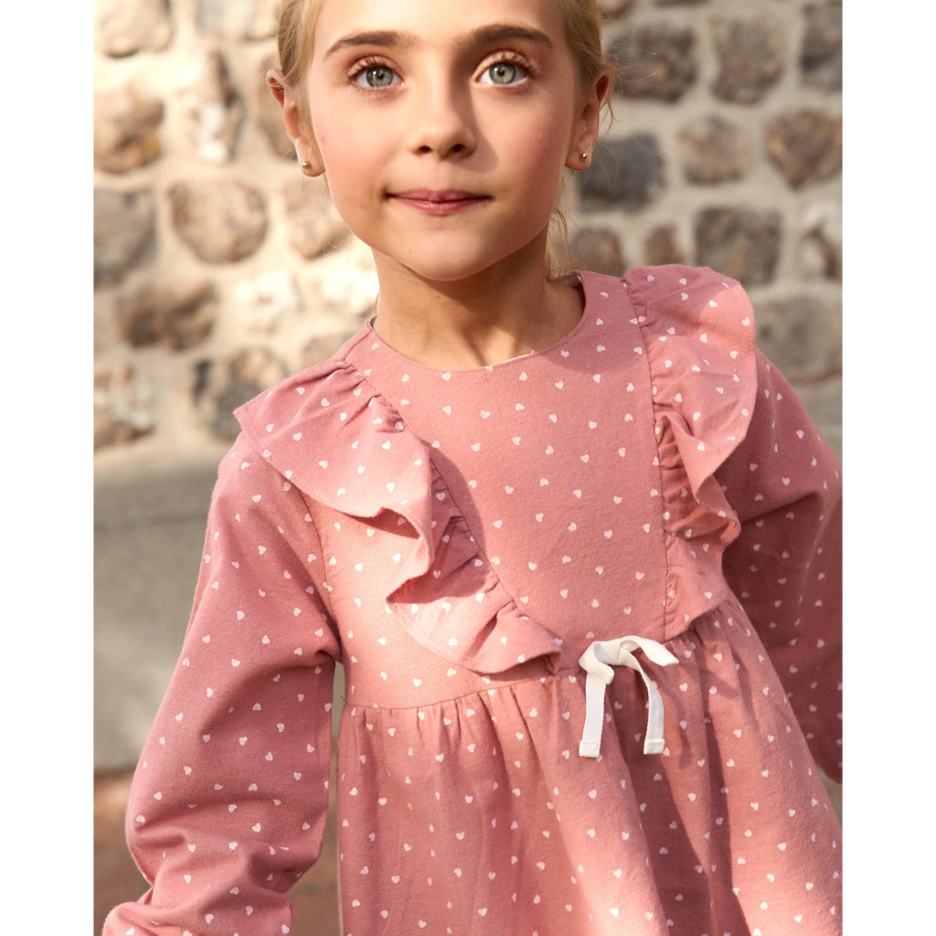 Vestido de niña rosa con estampado de corazones