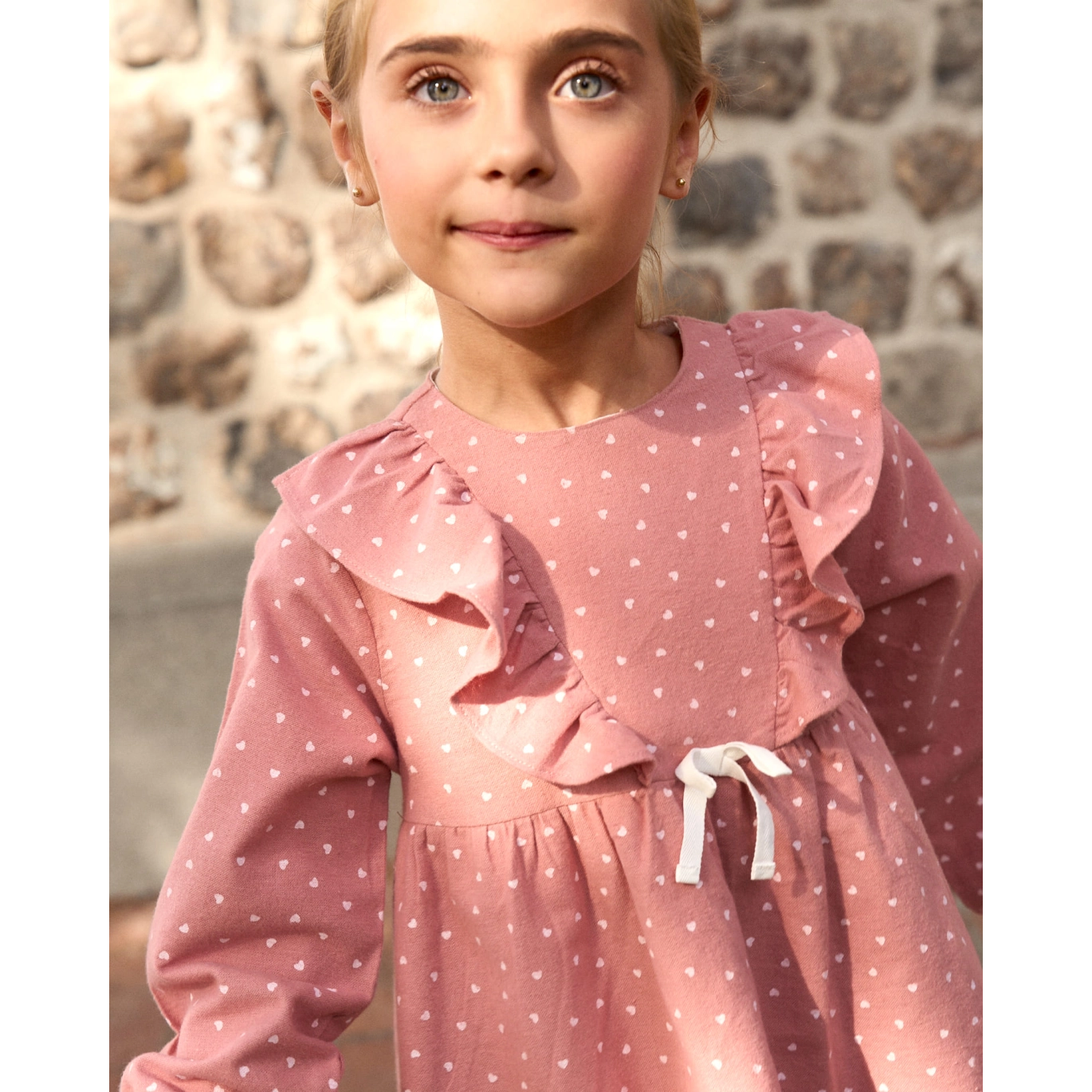Vestido de niña rosa con estampado de corazones