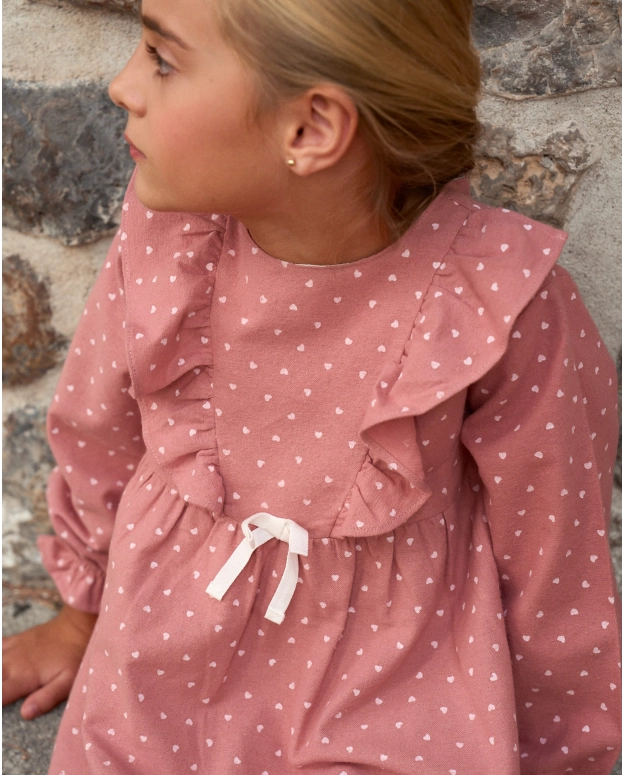 Vestido de niña rosa con estampado de corazones