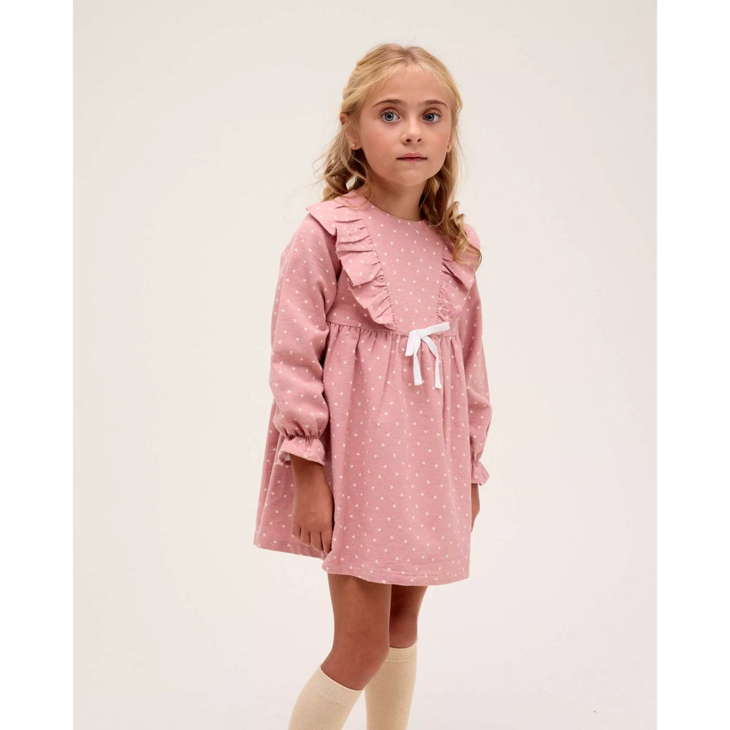 Vestido de niña rosa con estampado de corazones