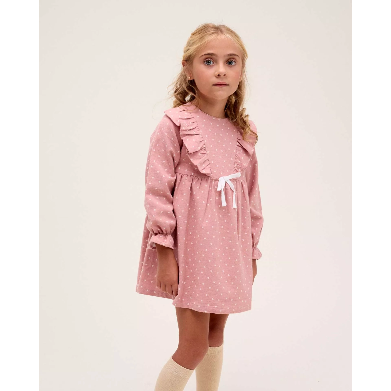 Vestido de niña rosa con estampado de corazones