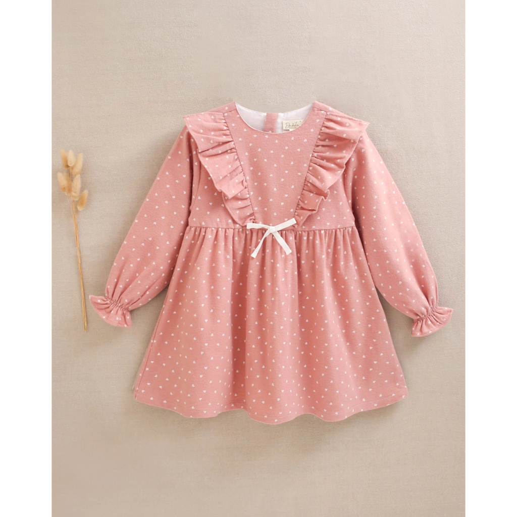 Vestido de niña rosa con estampado de corazones