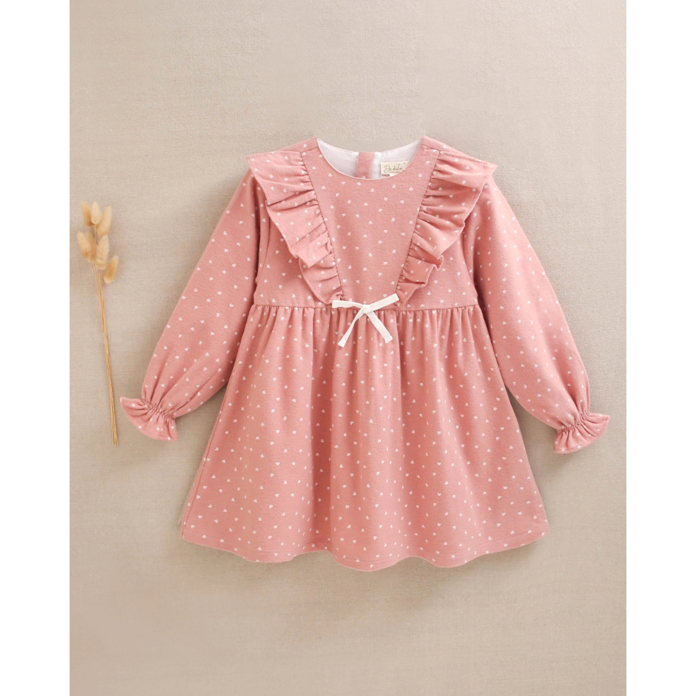 Vestido de niña rosa con estampado de corazones