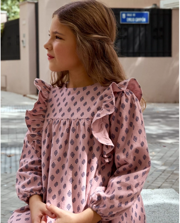 Vestido de niña rosa con estampado de hojas azules