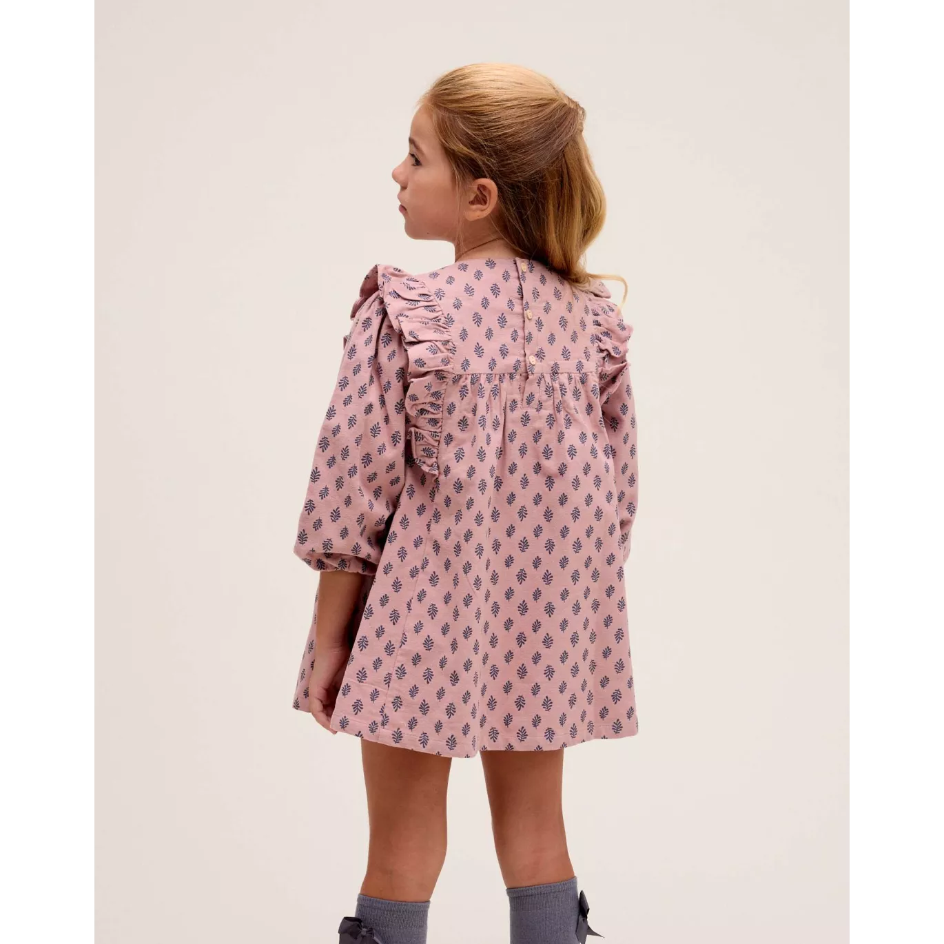 Vestido de niña rosa con estampado de hojas azules