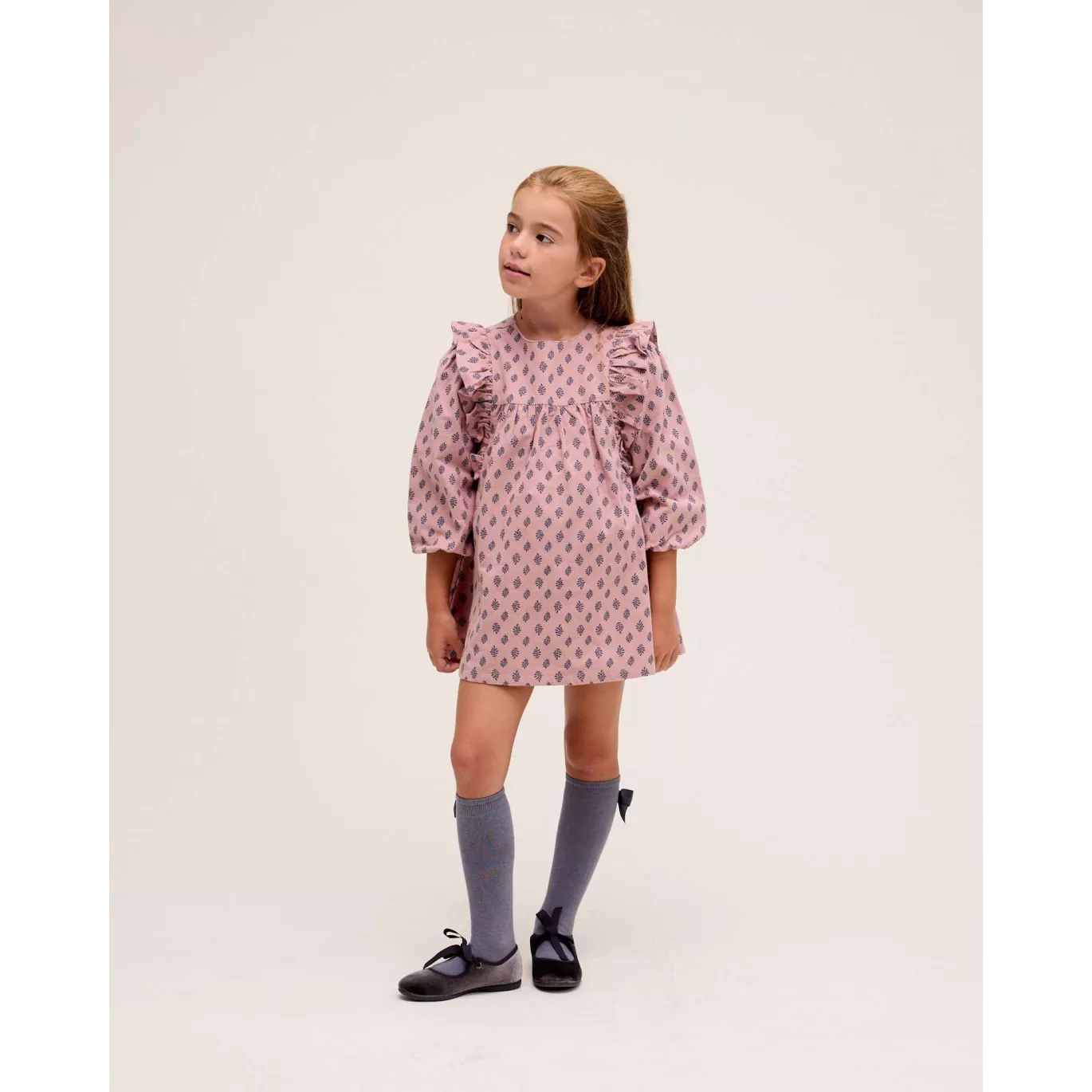 Vestido de niña rosa con estampado de hojas azules