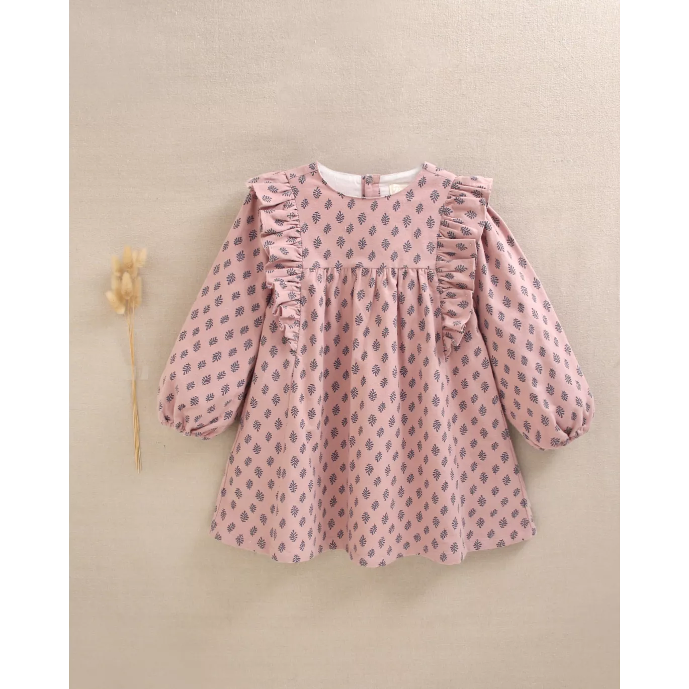 Vestido de niña rosa con estampado de hojas azules